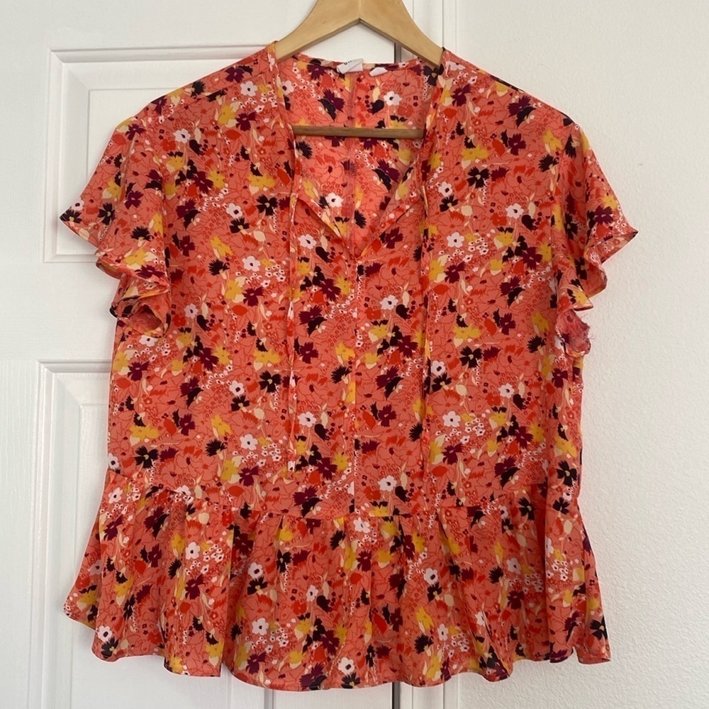 Gap floral peplum blouse with flutter sleeves.